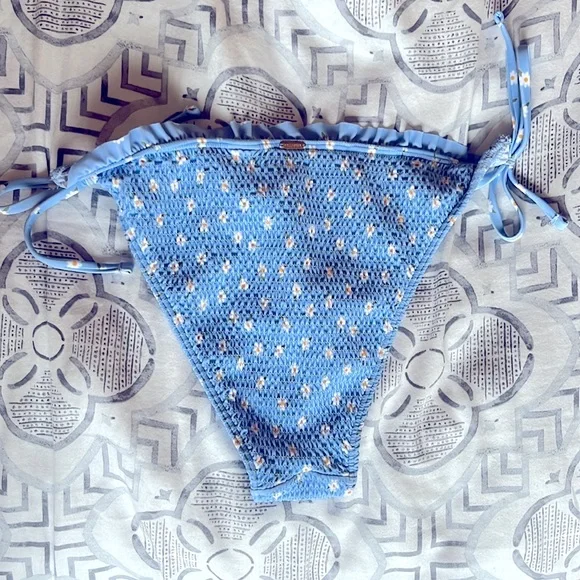 Hollister swim bikini bottoms with daisys - Picture 2 of 2